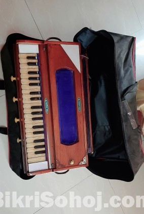 Harmonium and tabla one baya